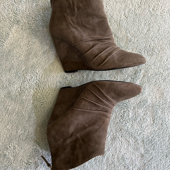 BCBG BCBGeneration Ankle Boot Gray Platform Suede Heels Size 8.5 Fall - Picture 5 of 8